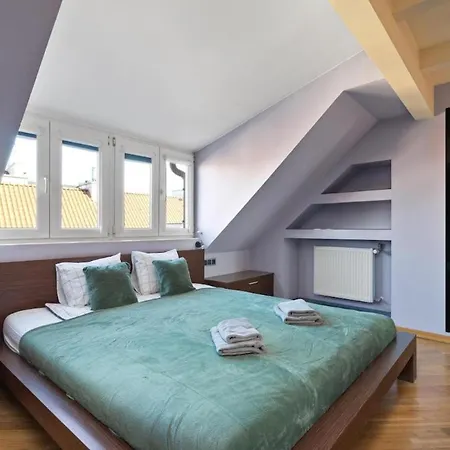 Golden - Elegant & Stylish 3-floor - Old Town *